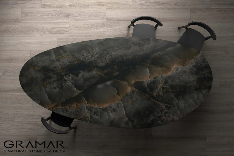 Muestras de mármol, granito, cuarzo y piedra sinterizada sobre planos de diseño arquitectónico