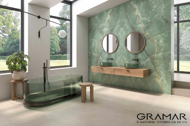 Asesor mostrando opciones de piedra natural en showroom, ideal para proyectos en Polanco o Interlomas